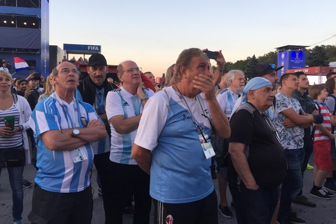 Nỗi buồn của các CĐV Argentina dù cũng có mặt ở Nga nhưng không có cơ hội vào sân xem Messi và đồng đội thi đấu. Ảnh: N.P.