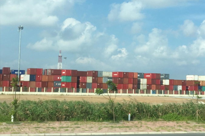 Hải Phòng và TPHCM đang có lượng container hàng hóa ùn ứ, tồn đọng quá lớn. Ảnh: Tuấn Nguyễn.