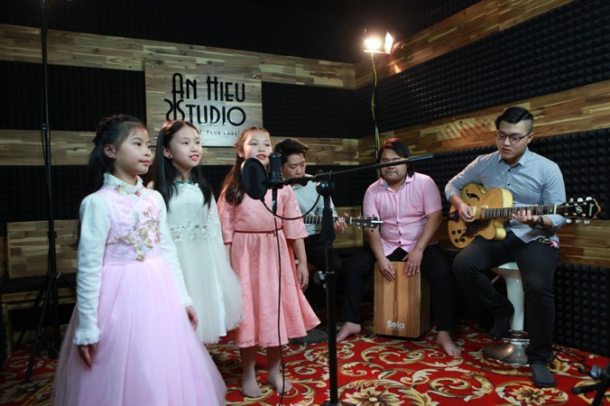 Các bé ở CLB Sao tuổi thơ thu âm cho Sing Channel.