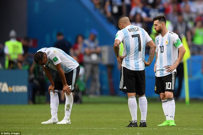 Nỗi buồn của Messi và đồng đội khi phải về nước sau trận thua Pháp. Ảnh: GETTY IMAGINES.