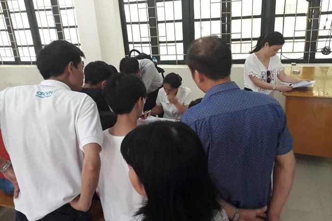 Phụ huynh xếp hàng nộp hồ sơ tại trường THPT Nhân Chính (Hà Nội) sáng 5/7.