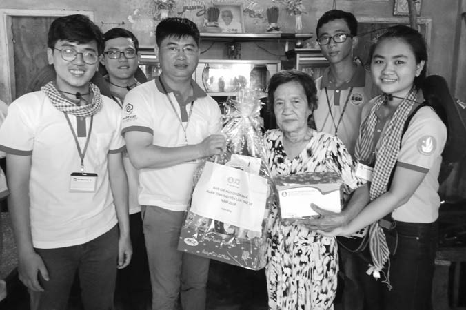 Phạm Tiểu Kiều (sinh viên năm 3 trường ÐH Y Dược TPHCM) tham gia tặng quà cho người dân trong chiến dịch tình nguyện năm 2018. Ảnh: NVCC.