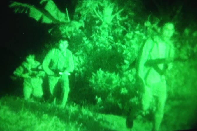 Một nhóm vũ trang hoạt động trong đêm tại biên giới được bộ đội biên phòng ghi lại.