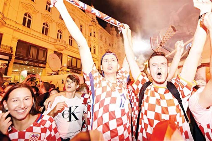 CÐV Croatia ăn mừng chiến thắng trận tứ kết gặp chủ nhà Nga.