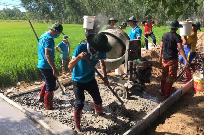 Trong ngày đầu tiên (9/7), các đội tình nguyện chuyên ngành bắt đầu triển khai nhiều công trình, phần việc góp phần xây dựng nông thôn mới. Ảnh: CTV.