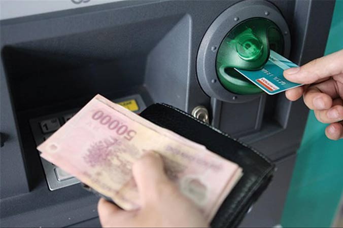 Mức phí rút tiền thẻ ATM nội mạng 1.650 đồng là cao so với chi tiêu của nhiều người lao động.