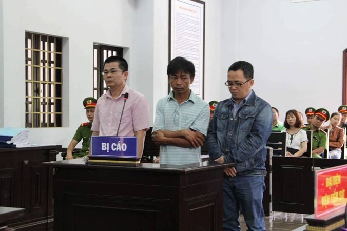Bị cáo Trần Minh Lợi (ngoài cùng bên trái) tại tòa.