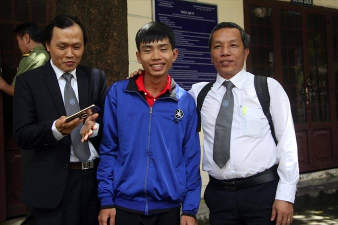 Ðặng Thanh Tuấn (giữa) cùng luật sư sau phiên tòa hôm qua. Ảnh: Tân Châu.