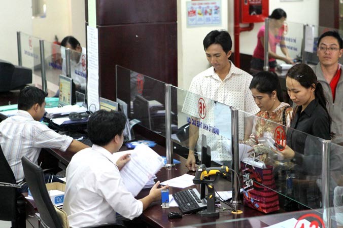 Cán bộ phòng Thuế Thành phố Hồ Chí Minh đang làm thủ tục nộp thuế của dân. Ảnh: Hồng Vĩnh.
