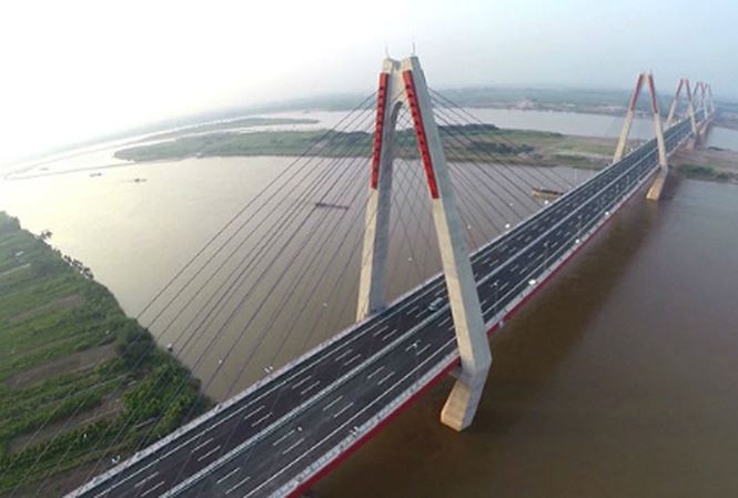 Sau hơn 3 năm thông xe, cầu Nhật Tân lại phải thêm hơn 440 tỷ do chậm mặt bằng. Ảnh: Anh Trọng.