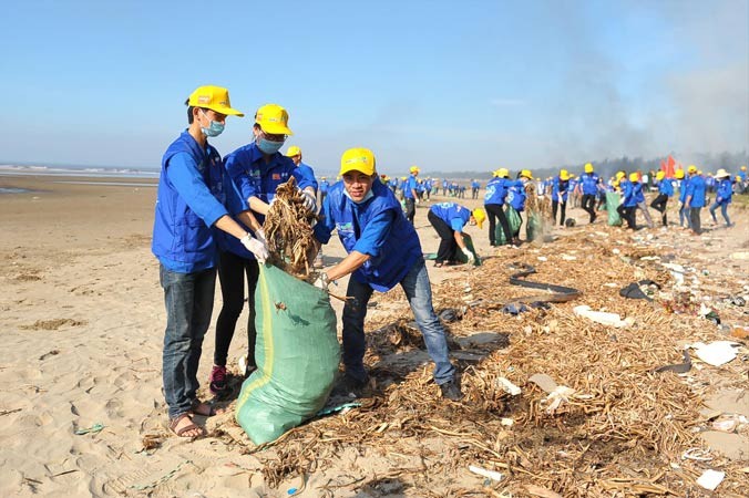 Các tình nguyện viên trong Chiến dịch làm sạch biển năm 2016 tại bãi biển Quang Vinh, Thanh Hóa. Ảnh: Xuân Tùng.