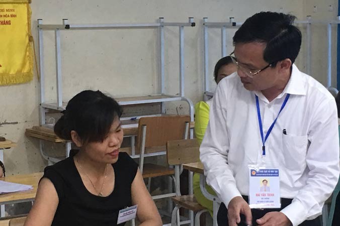 Ông Mai Văn Trinh, Cục trưởng Cục Quản lý chất lượng, Bộ GD&ÐT, kiểm tra chấm thi tại Hòa Bình. Ảnh:Nghiêm Huê.