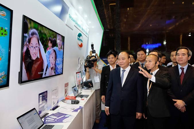 Thủ tướng tham quan gian hàng trưng bày công nghệ của Tập đoàn viễn thông Viettel.