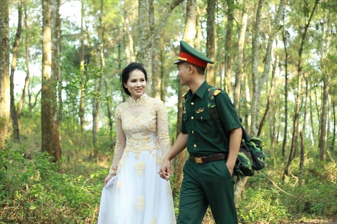 Vợ chồng trung úy Nguyễn Văn Tùng. Ảnh: L.T.H.