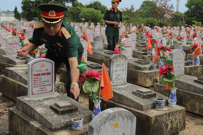Ðoàn công tác Tổng cục Công nghiệp Quốc phòng thắp hương tri ân các anh hùng, liệt sĩ tại Nghĩa trang Quốc tế Việt – Lào.