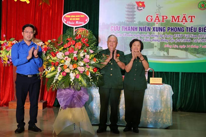 Hội cựu TNXP Hà Tĩnh đón nhận lẵng hoa chúc mừng của T.Ư Đoàn.