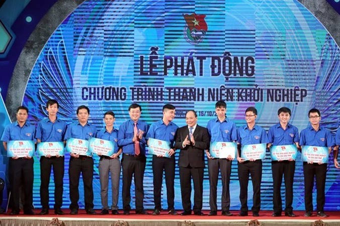 Phạm Nguyên Lượng (chàng trai cao gầy, đứng gần Thủ tướng) trong Lễ phát động Chương trình Thanh niên Khởi nghiệp 2016.