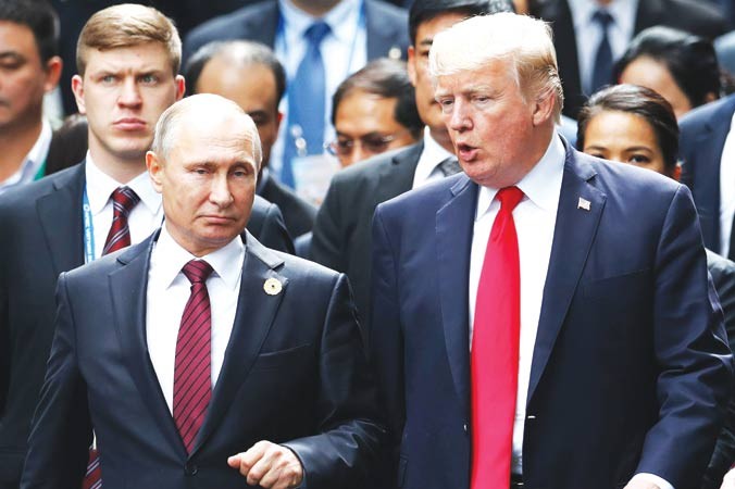 Dù nội bộ nước Mỹ lục đục, Tổng thống Mỹ Donald Trump và Tổng thống Nga Vladimir Putin vẫn sẽ gặp nhau tại Helsinki ngày 16/7. (Trong ảnh: Ông Putin và ông Trump tại Cấp cao APEC ở Ðà Nẵng tháng 9/2017). Ảnh: Getty Images.