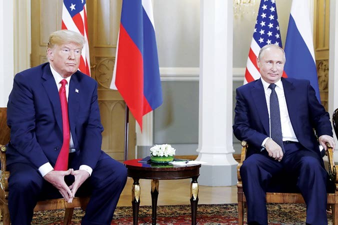 Tổng thống Mỹ và tổng thống Nga có cuộc gặp “riêng tư”, bàn nhiều vấn đề. Ảnh: Tass.