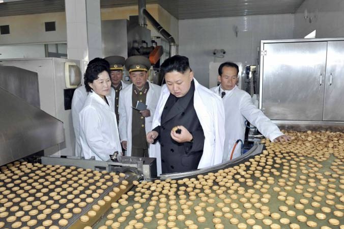 Nhà lãnh đạo Triều Tiên Kim Jong-un trong một lần thăm Nhà máy chế biến thực phẩm 354, thuộc Quân đội Triều Tiên. Ảnh: KCNA/Reuters.