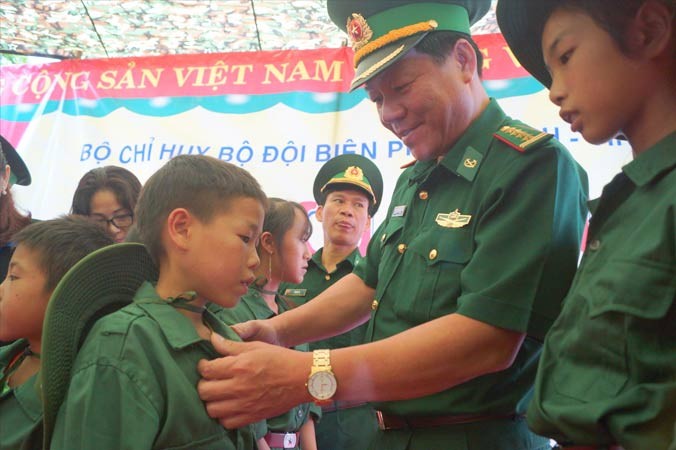 Ðại tá Văn Ngọc Quế, Phó Chủ nhiệm Chính trị BÐBP động viên các “chiến sĩ nhí” tại lễ xuất quân, sáng 20/7.