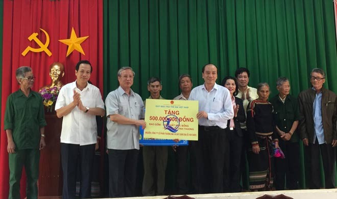Đồng chí Trần Quốc Vượng trao tặng tiền làm nhà cho 10 gia đình chính sách của tỉnh Đắk Lắk.