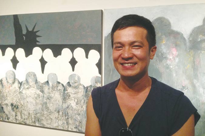 Hoạ sĩ Nguyễn Thuỳ Dương tại triển lãm “Cái bóng”. Ảnh:T.D.