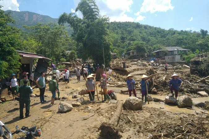 Bộ đội sửa lại nhà cho người dân ở xã Sơn Lương.
