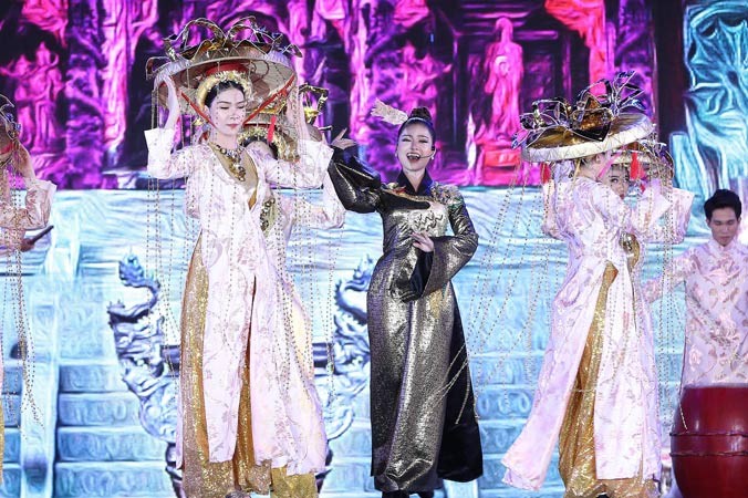 Ca sĩ Dương Hoàng Yến xuất hiện trên sân khấu trình diễn ca khúc "Mái đình làng biển"