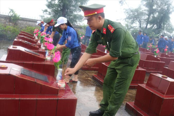 Tuổi trẻ Bình Phước chăm sóc nghĩa trang liệt sĩ trong ngày Chủ nhật xanh.