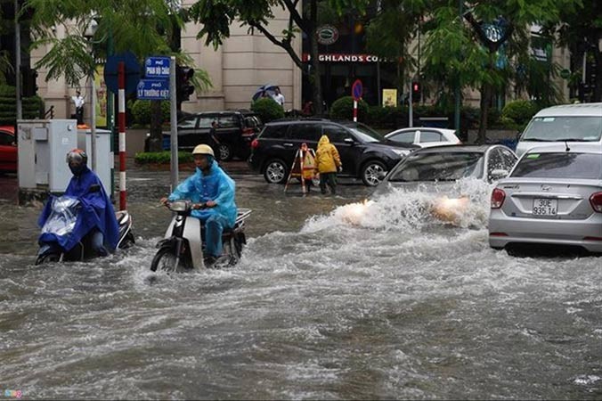 Nhiều tuyến phố ở Hà Nội ngập sâu sau trận mưa lớn.