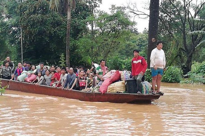 Người dân vùng bị ngập lụt được đưa đi sơ tán bằng thuyền. Ảnh: Vientiane Times.
