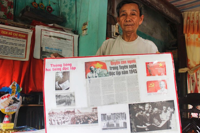 Cựu binh Nguyễn Quang Huy bên những bức ảnh mà ông đã miệt mài sưu tầm hơn 10 năm qua.