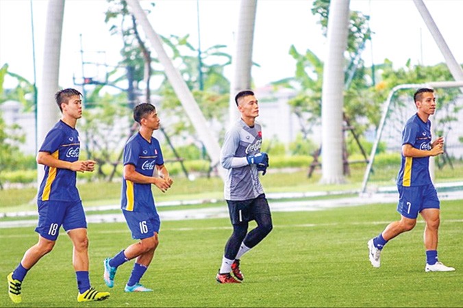 Ðỗ Hùng Dũng (bìa phải) tập luyện cùng các tuyển thủ U23 VN chuẩn bị cho ASIAD 2018. Ảnh: VSI.