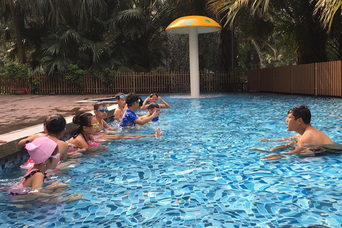 Lớp dạy bơi miễn phí cho trẻ em được Huyện Ðoàn Văn Giang tổ chức thu hút nhiều em nhỏ tham gia. Ảnh: NVCC.