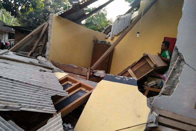 Các tòa nhà đổ sập sau động đất. Ảnh: Straits Times.