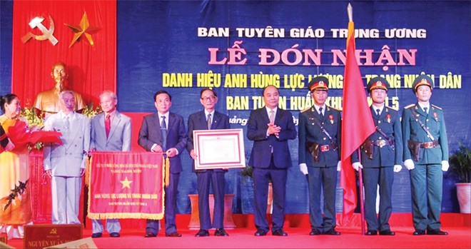 Thủ tướng Nguyễn Xuân Phúc trao tặng danh hiệu Anh hùng lực lượng vũ trang nhân dân cho Ban Tuyên huấn khu ủy khu V.