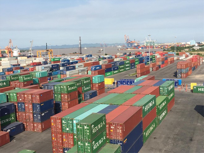 Cảng Tân Vũ (Hải Phòng) chật kín container hàng hóa, trong đó có không ít các container phế liệu tồn đọng. Ảnh: Tuấn Nguyễn.