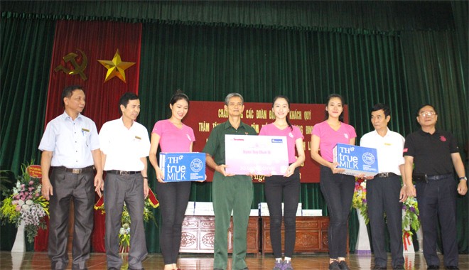 Nhà báo Lê Xuân Sơn và 3 thí sinh đại diện BTC cuộc thi đã trao tặng cho Trung tâm Ðiều dưỡng Thương binh Kim Bảng số tiền 30 triệu đồng, cùng nhiều thùng sữa TH True Milk.