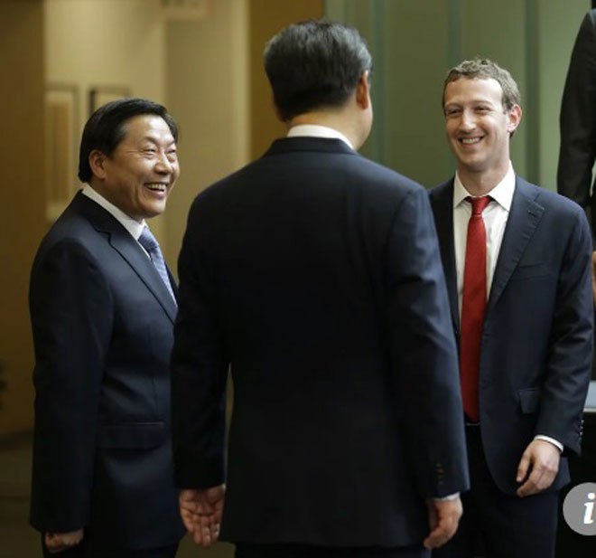 Ông Lỗ Vĩ ( trái), tháp tùng ông Tập Cận Bình, trò chuyện với ông chủ Facebook Mark Zuckerberg trong chuyến thăm Mỹ năm 2015. ẢNH: AP.