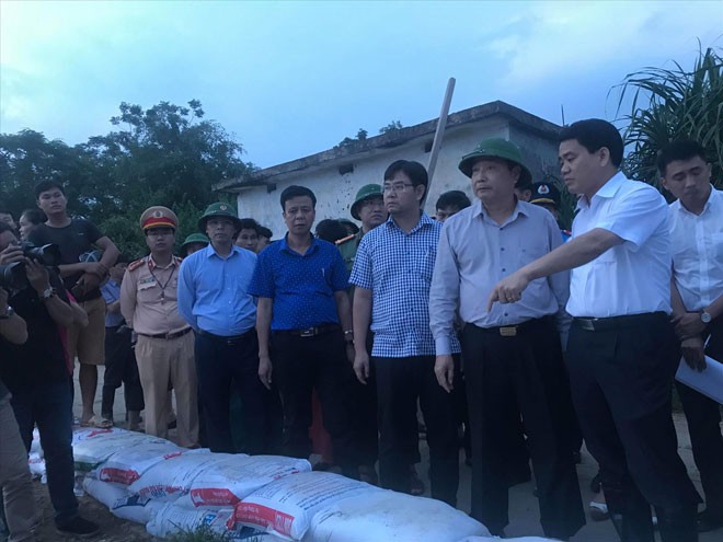 Chủ tịch UBND thành phố Hà Nội Nguyễn Ðức Chung có mặt tại Chương Mỹ kiểm tra công tác bảo vệ đê tả Bùi. Ảnh: Quang Phong.
