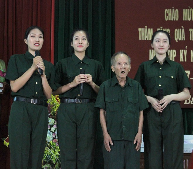 Bác Bảo và 3 thí sinh HHVN 2018 trong buổi tri ân thương bệnh binh tại Trung tâm Ðiều dưỡng Thương binh Kim Bảng.