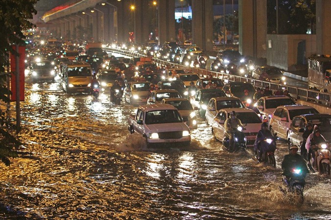 Mưa ngập trên phố Nguyễn Trãi tối ngày 31/7.