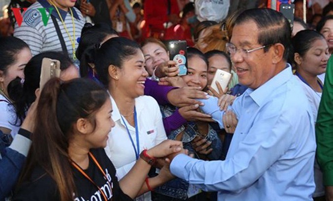 Ông Hun Sen gặp gỡ công nhân tại thủ đô Phnom Penh. Ảnh: VOV.