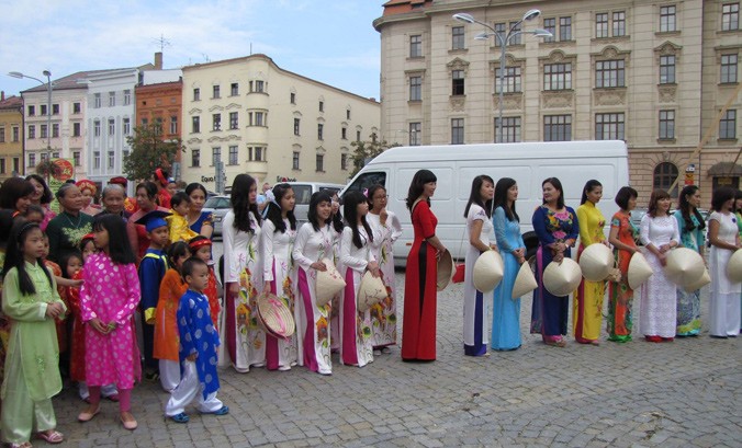 Người Việt tại Séc là cộng đồng người nước ngoài lớn thứ ba ở nước này. Ảnh: Vietinfo.