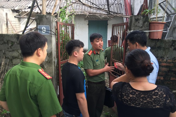 Công an khám xét nơi ở của bị can Ðỗ Mạnh Tuấn, Phó hiệu trưởng trường THPT - THCS dân tộc nội trú huyện Lạc Thủy. Ảnh: Nguyễn Hoàn.