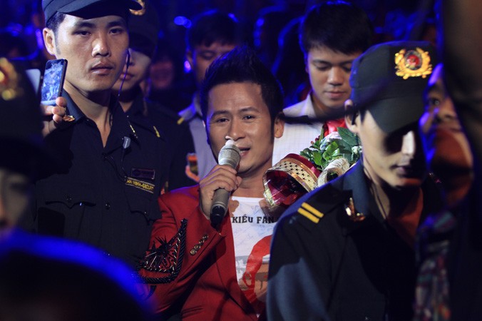 Bằng Kiều tại liveshow 2012 đánh dấu sự trở về hát trong nước. Ảnh: Nguyễn Mạnh Hà.