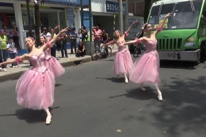 Múa ballet trên đường phố.