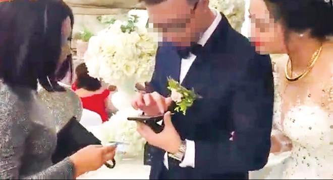 Mừng cưới công nghệ khiến cô dâu, chú rể vất vả hơn? (Một số ảnh cắt từ clip).
