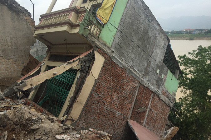 Hàng loạt ngôi nhà bị sạt lở hoàn toàn xuống sông ở phường Đồng Tiến (TP Hòa Bình).